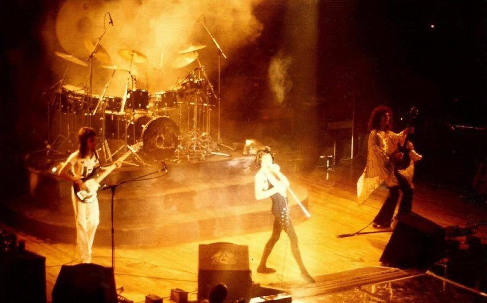 Queen live, 1977. Photo: QueenConcerts.com